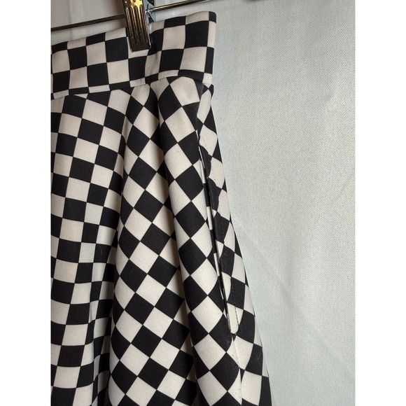 HOT TOPIC Wms S BLACK/WHITE CHECKERED SLIP ON MINI SKIRT STRETCHY Pockets Punk - Picture 6 of 7